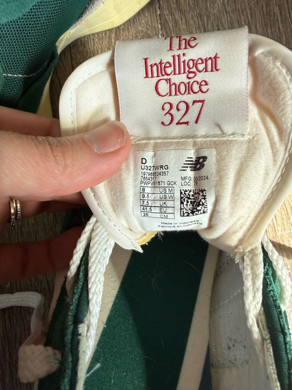 New Balance 327 Women's Green and White Retro Runner Sneakers - Picture 6 of 6
